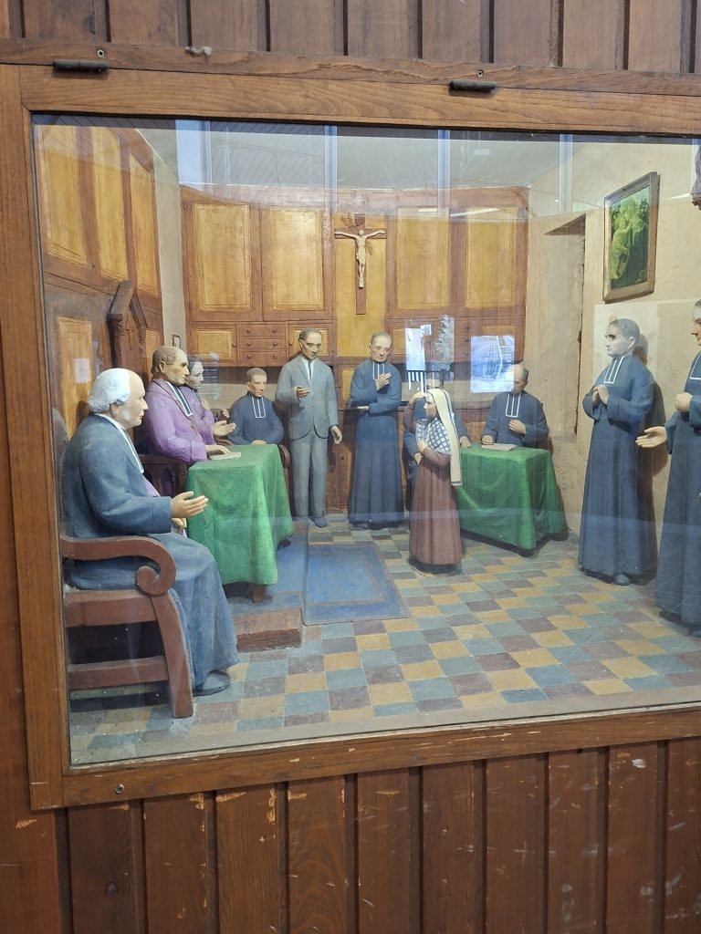 Dans le Sanctuaire Notre-Dame de Lourdes : Diaporama du chemin "Les pas de Bernadette" de nos malades et moins valides