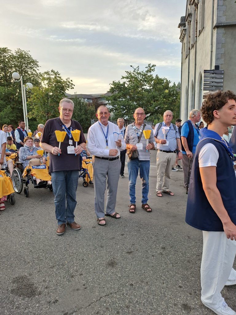 La Procession Mariale en compagnie de notre évêque émérite Monseigneur Guy Harpigny rayonnant de bonheur