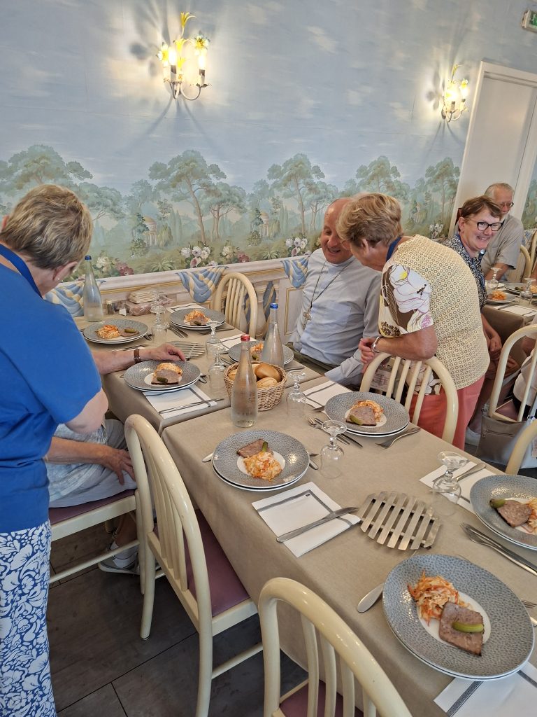 Repas « surprise » de notre évêque avec nos U.P.
