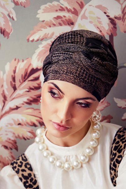 Amber Toffee black n gold turban fra theheadwear company 3040-0833