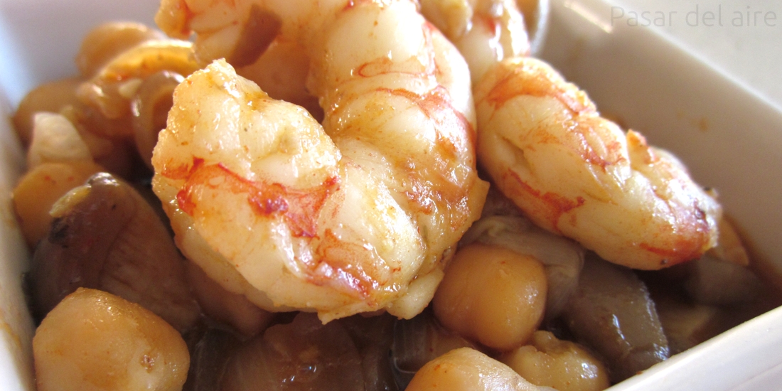 Garbanzos con setas y gambas