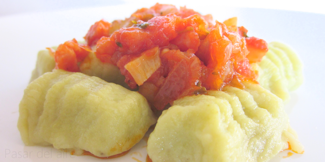 Gnocchi de guisantes con falsa amatriciana