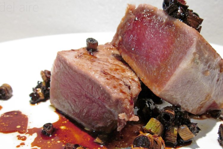 Falso tataki de ventresca de atún rojo con crujiente de ajos tiernos y teriyaki