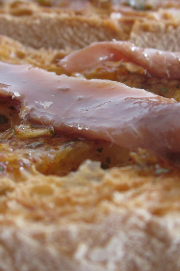 Torraeta de anchoas con pan de "Els Ibarsos"
