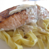 Salmón grillé y fettuccine con salsa de ajo y romero