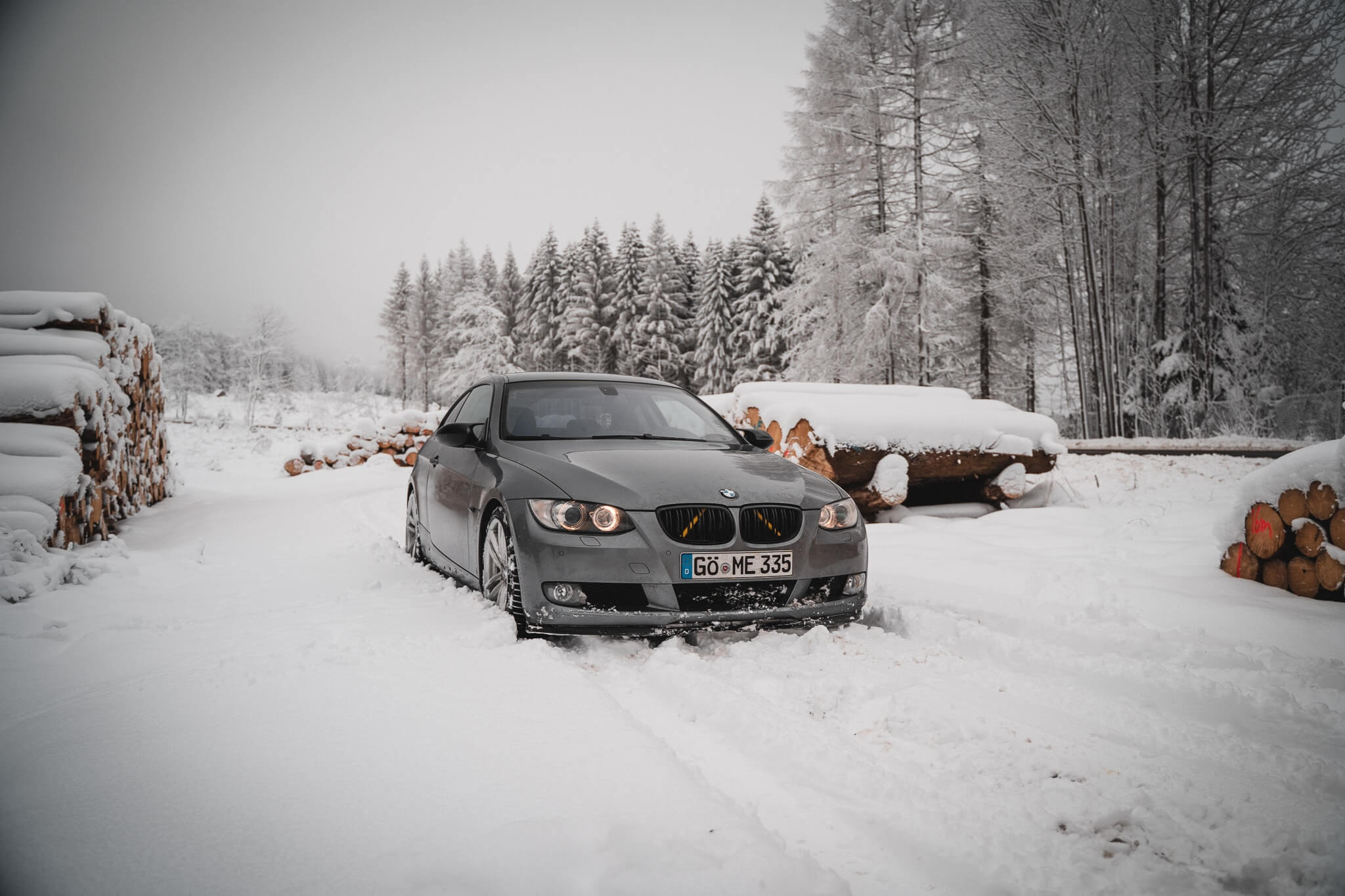 https://usercontent.one/wp/www.pascalweisse.de/wp-content/uploads/2021/02/BMW-335i-Schnee-Wallpaper-Harz7.jpg