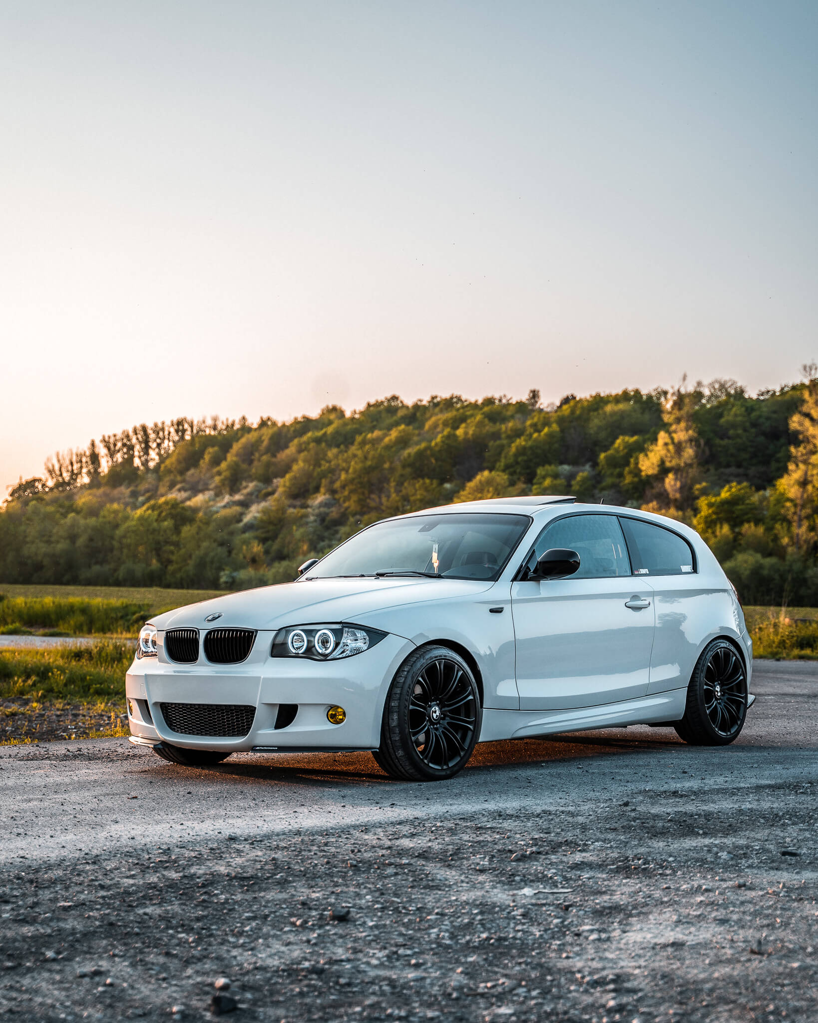 https://usercontent.one/wp/www.pascalweisse.de/wp-content/uploads/2021/02/BMW-E81-White-Sundown.jpg