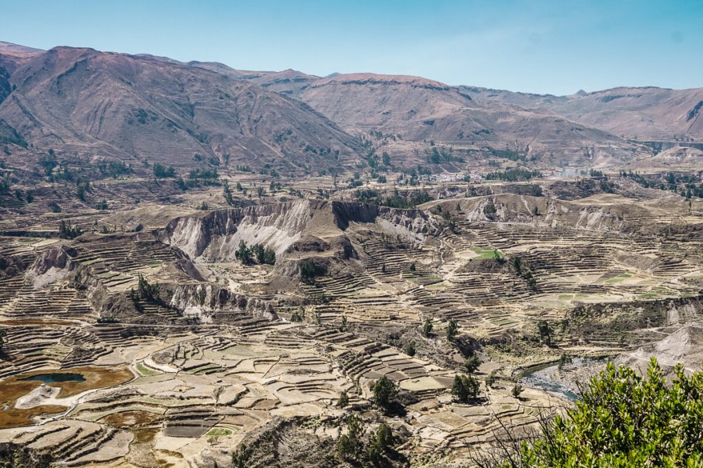 Het gebied rondom de Colca Canyon in Peru bestaat uit bergen, markten en kleine dorpjes waar de inheemse bevolking vaak nog in traditionele klederdracht rondloopt.