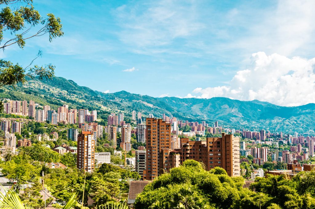Medellín ligt prachtig ingeklemd tussen verschillende bergen en wordt vanwege het milde klimaat ook wel de stad van de lente genoemd.