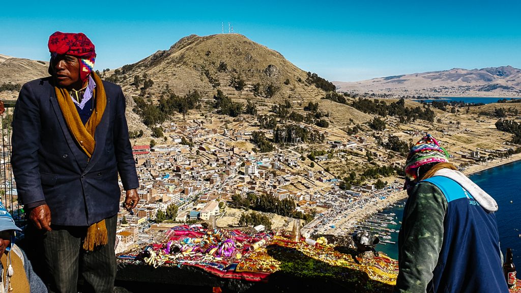 sjamanen aan het werkmet uitzicht op lake titicaca