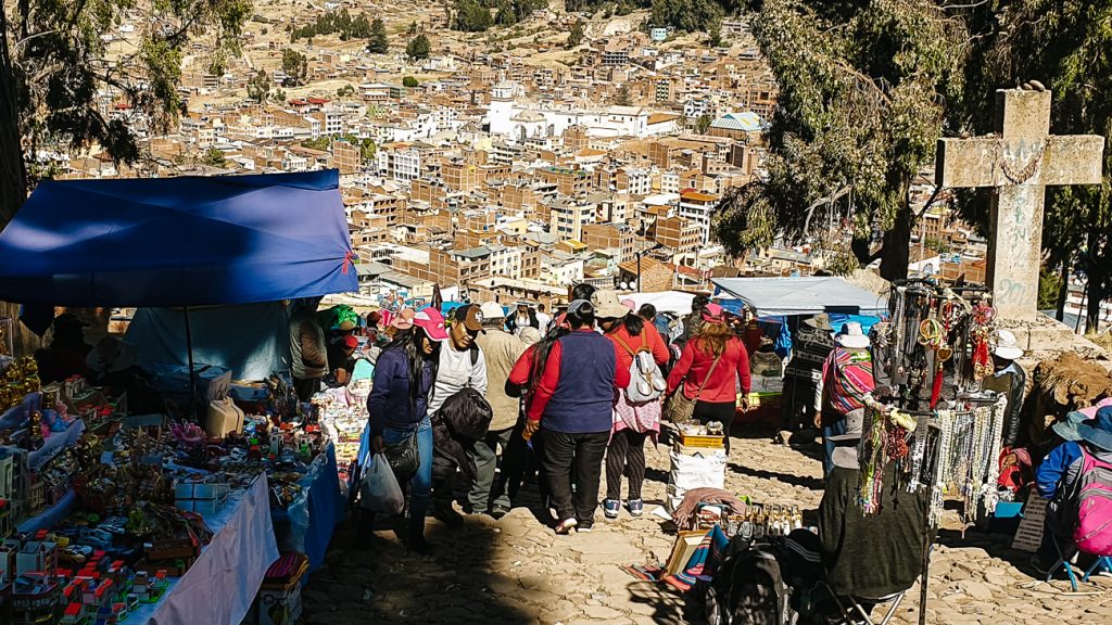 mensen op de cerro calvario tijdens onafhankelijkheidsdag in Bolivia