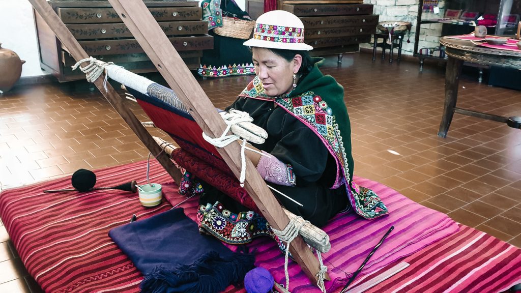 vrouw aan het weven in, Museo de Arte Indígena Asur museum over handwerk en weefkunst in sucre