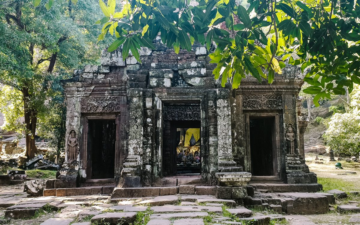 Vat Phou, ookwel Wat Phu genaamd, ligt vlakbij de stad Champasak, aan de voet van de heilige berg Phu Passak in Laos