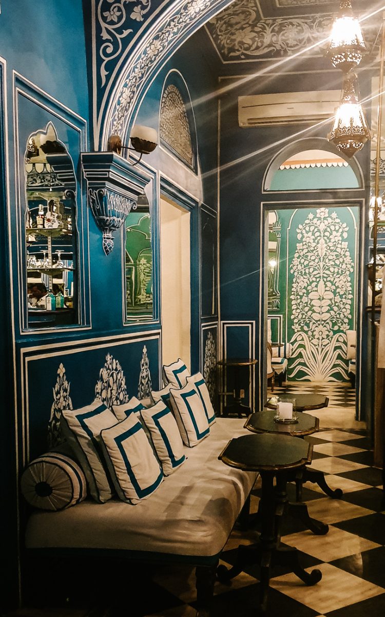 Bar Palladio is een moderne bar die deel uitmaakt van het Narain Niwas Palace Hotel en staat bekend om haar prachtige interieur met blauw witte kleuren.