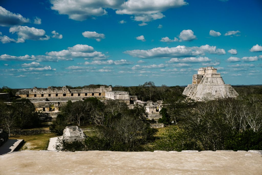 uitzicht op de Maya tempels van Uxmal in Mexico