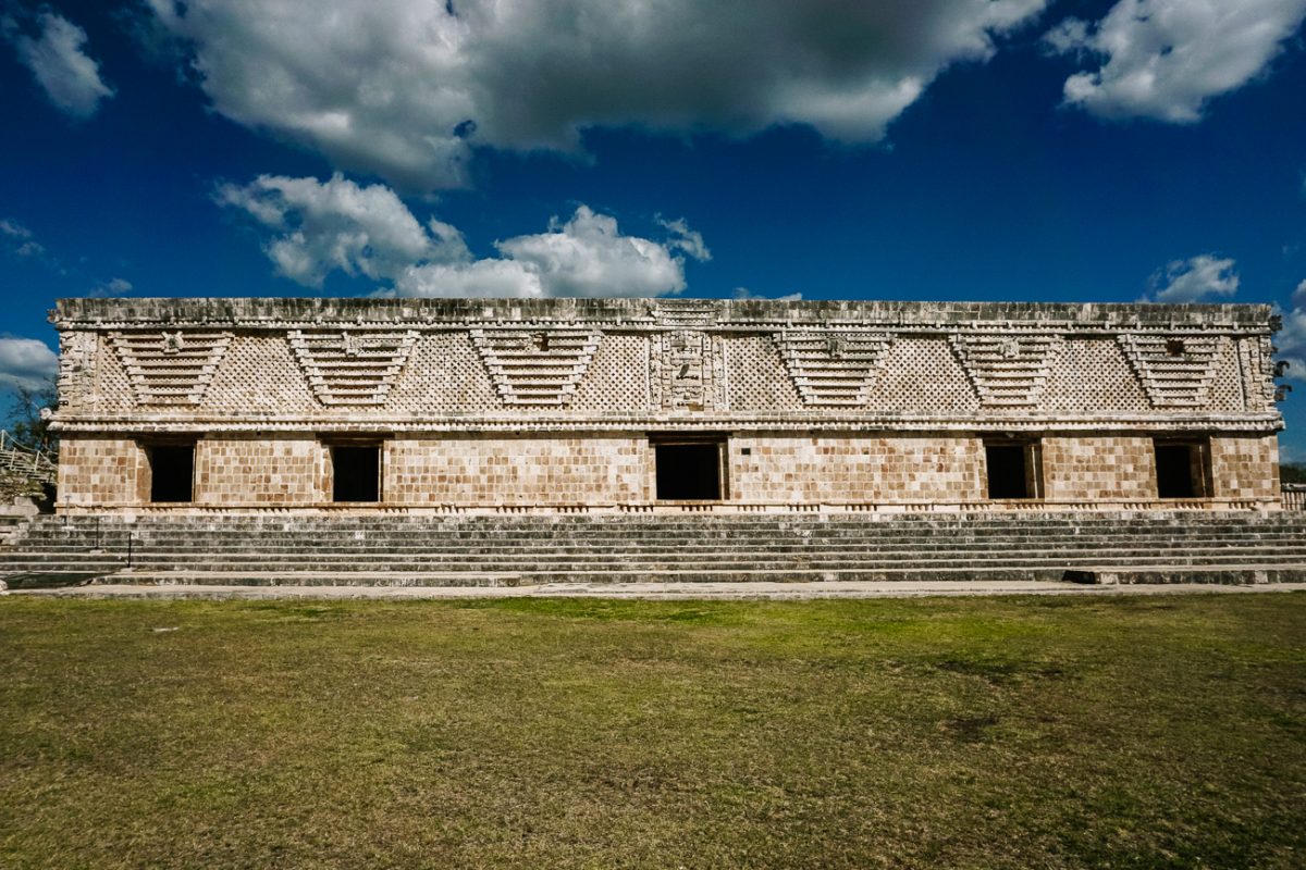 Paleis in Uxmal, een van de bekende Maya tempels in Mexico.