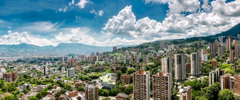 In dit artikel vind je alles wat je wilt weten over wat te doen in Medellin in Colombia, inclusief de belangrijkste bezienswaardigheden op het gebied van kunst, cultuur, natuur, geschiedenis en uitgaan.