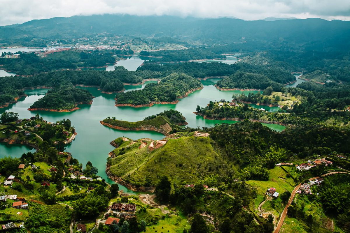 When you read about Colombia and Medellín, you often see the granite rock of Guatapé. El Peñol de Guatapé is a 200meters high rock, near the town of Guatape. You can get to the top of this rock by taking more than 700 steps on a climbable staircase. 