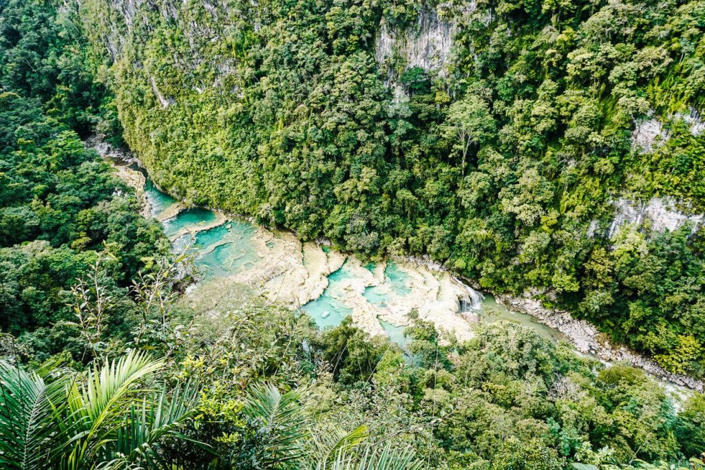 Semuc Champey is een nationaal park, verstopt in de bergen, met natuurlijk gevormde waterbassins, die bestaan uit kristalhelder turquoise rivierwater en omringd worden door steile kliffen en heel veel groen.