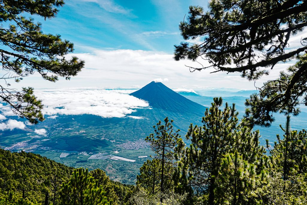 uitzicht op de Agua vulkaan, als je de acatenango vulkaan gaat beklimmen