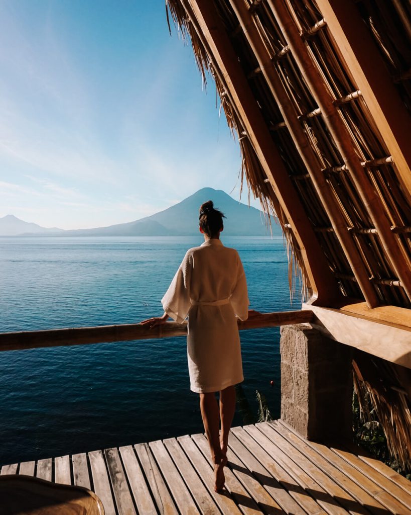Uitzicht over lake Atitlan vanaf La Fortuna, een van de mooiste hotels in Guatemala