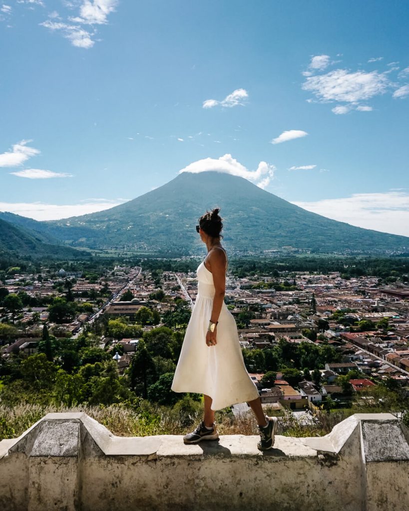 vrouw voor uitzichtpunt over Antigua Guatemala, een van de beste dingen om te doen.