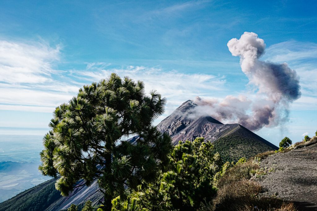 Uitzicht op actieve Fuego vulkaan tijdens Acatenango hike - een tocht om op te nemen in jouw route en rondreis door Guatemala.