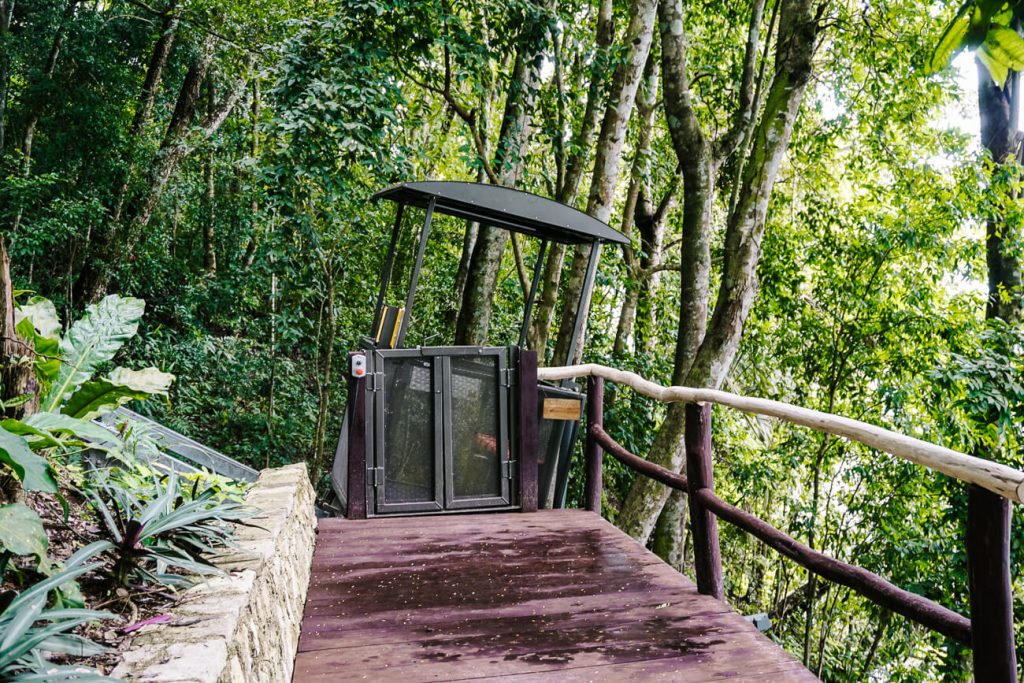 een jungle lift in Peten