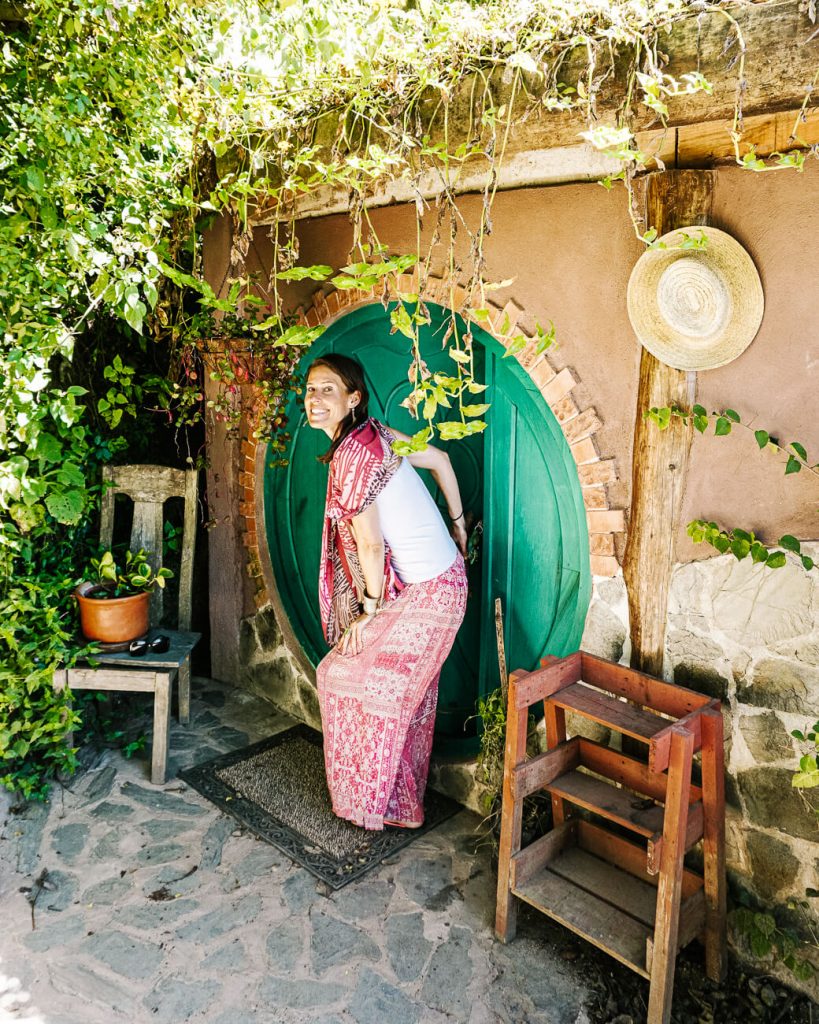 vrouw voor hobbit huisje in Hobbitenango