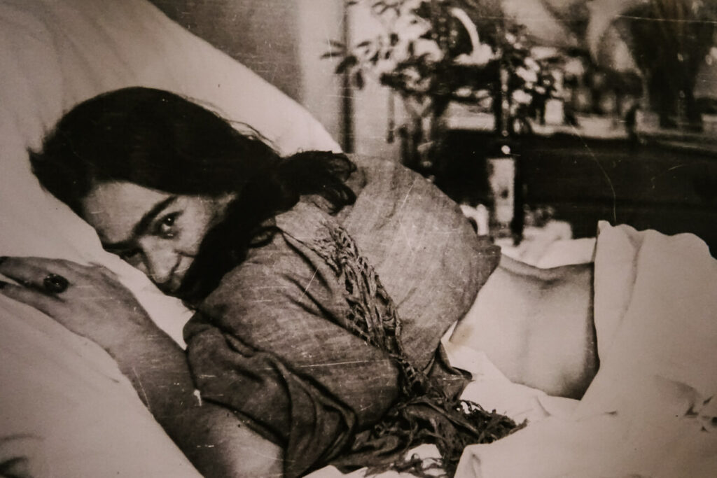 Foto van Frida Kahlo, te zien in Casa Azul.