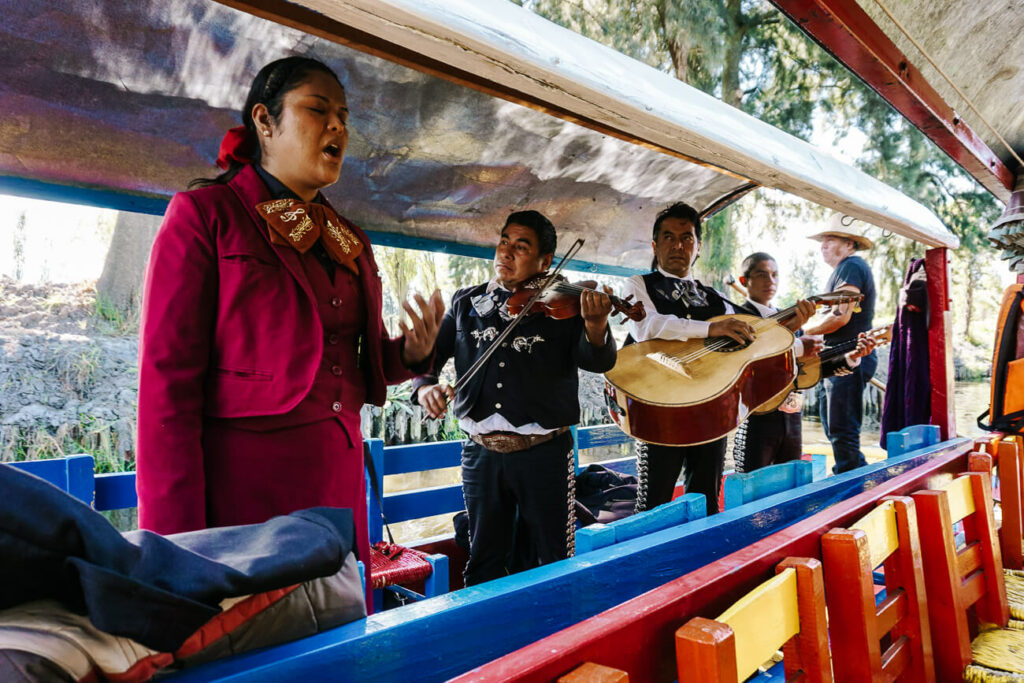 Zingende mariachi bands in Xochimilco in Mexico.
