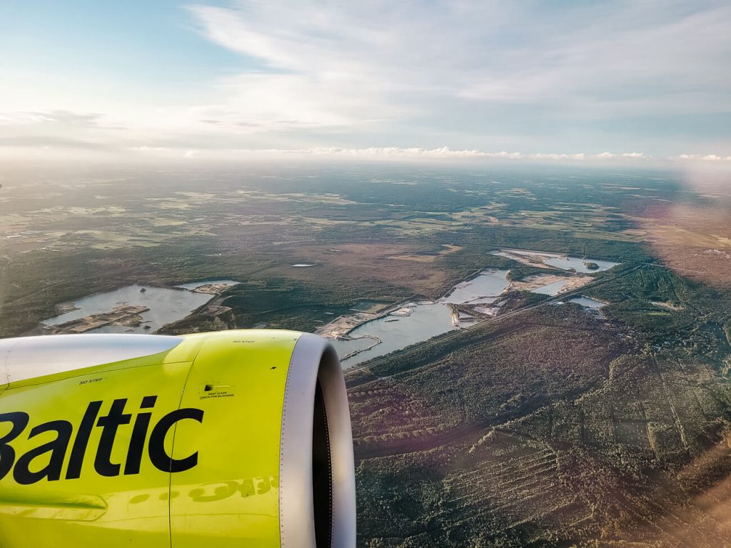 uitzicht vanaf vliegtuig air baltic