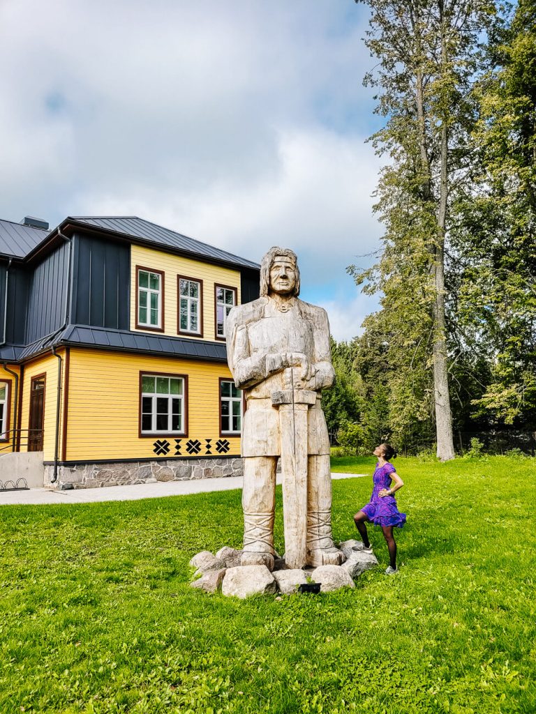Kalevipoeg is de nationale held van Estland.  In het dorpje Kääpa staat sinds 2020 het Kalevipoeg museum, waar je meer leer over wie hij is en wat hij betekent voor de Estse cultuur.  