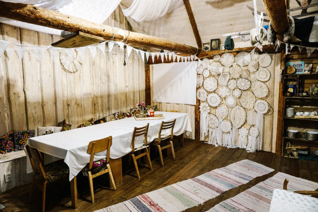 Mesi Tare Home Accommodation is een traditioneel Old Believers huis langs de Onion Route rondom lake Peipus met authentieke inrichting. Je kunt hier overnachten.