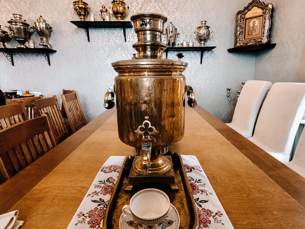 samovar waterkoker - langs de Onion route bij Lake Peipsi in Zuid Estland kun je een traditionele Ivan Chai Tea ceremony van de Old Believers ervaren, waarbij je de thee van een bordje slurpt