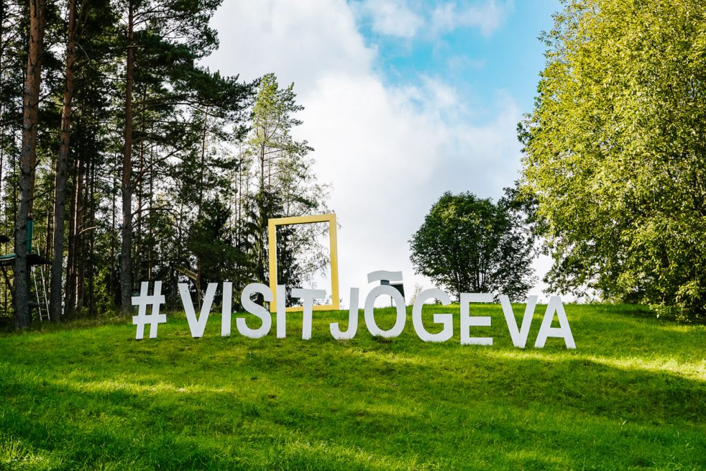 Je zult zien dat je op verschillende plekken in Zuid Estland de gele National Geographic ramen tegenkomt. Met als doel de natuur, cultuur en geschiedenis van die plaats te promoten. Wanneer je door de ramen fotografeert heb je meteen een mooie foto hoek te pakken.  