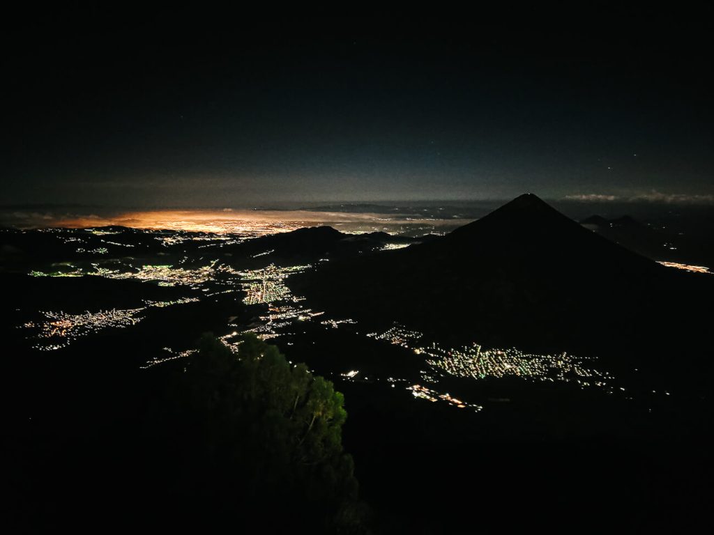 uitzicht op de Antigua vallei in het donker met lichtjes