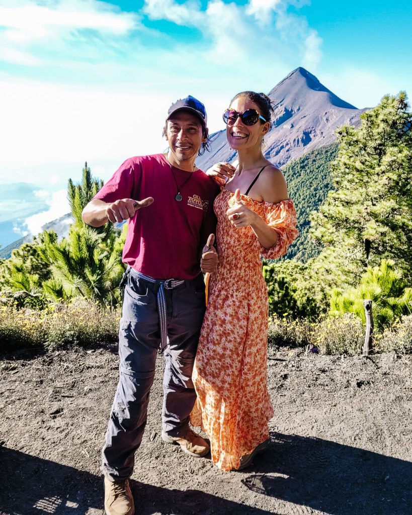 Gids van Old Town Outfitters tijdens het beklimmen van de Acatenango vulkaan