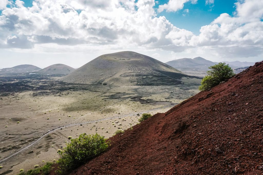 Uitzicht op Timanfaya Nationaal Park op Lanzarote, waar je mooie wandelingen kunt maken bij Volcan el cuervo. 