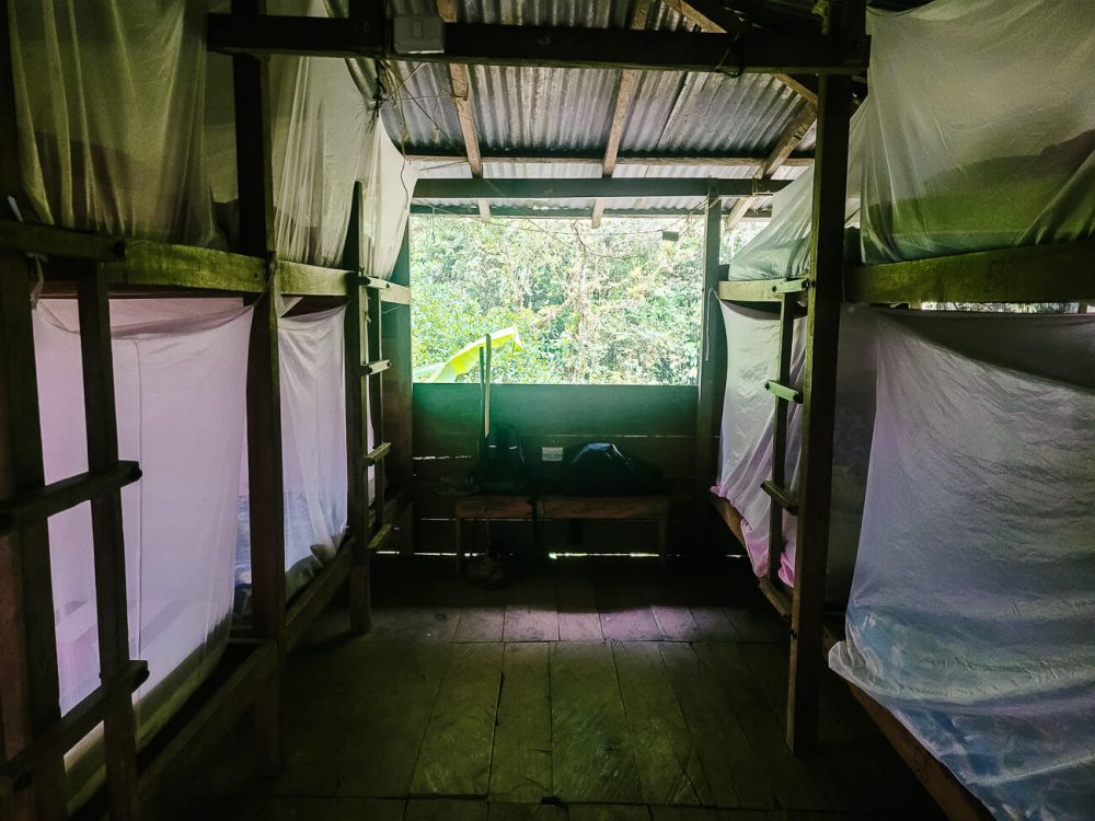 stapelbedden  op camp paraiso, overnachtingslocatie tijdens de Ciudad perdida hike