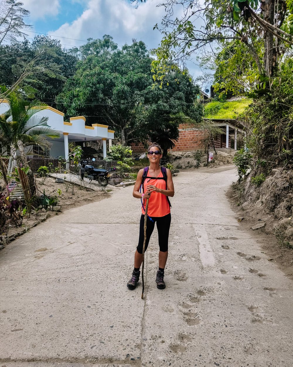 Deborah bij startpunt voor de Lost City trek in Colombia