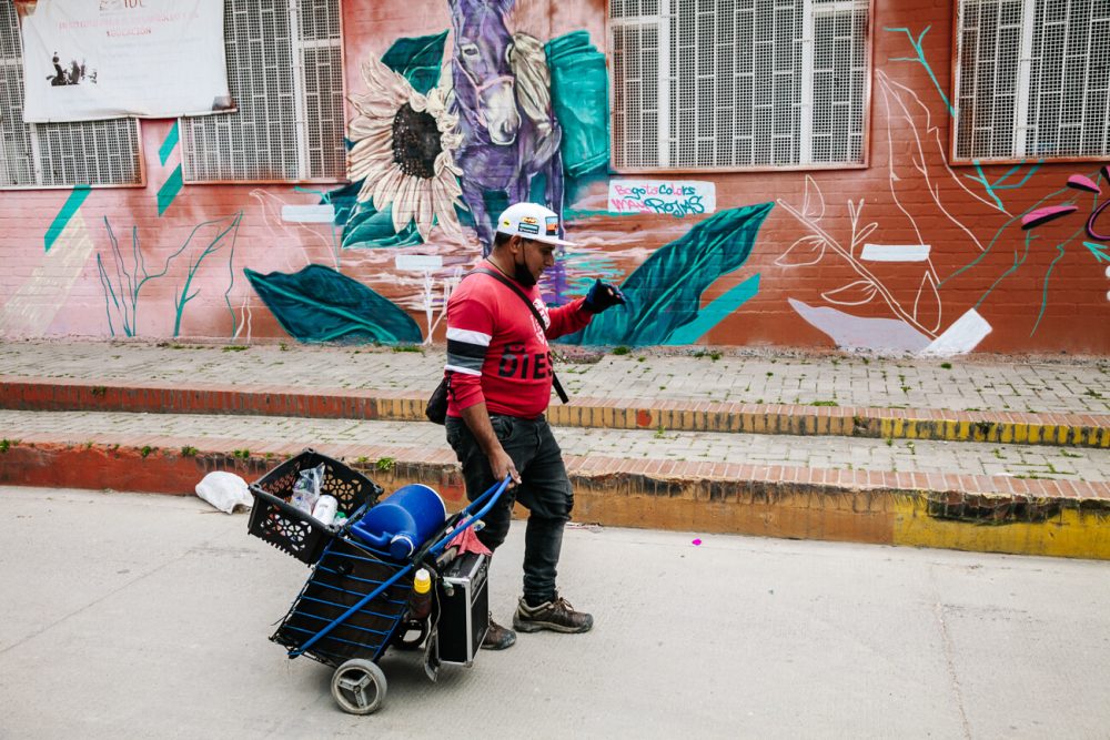 lokale mensen in Ciudad Bolivar. een street art tour door Ciudad Bolivar behoort tot een van de leukste en tofste bezienswaardigheden.
