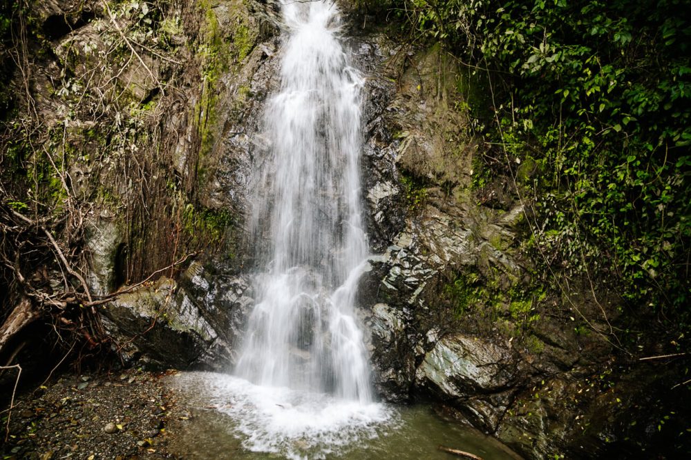 uitzicht op waterval rondom cocora vallei
