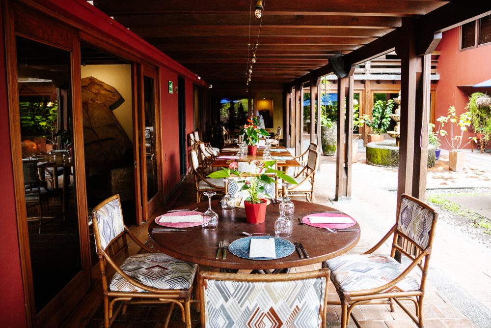 table of restaurant of Sazagua Boutique hotel in Colombia coffee region