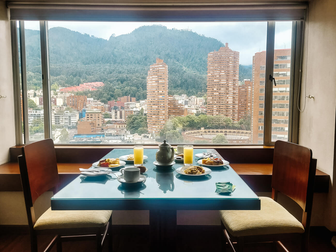 ontbijt in kamer met uitzicht vanuit Tequendama Suites hotel in Bogota