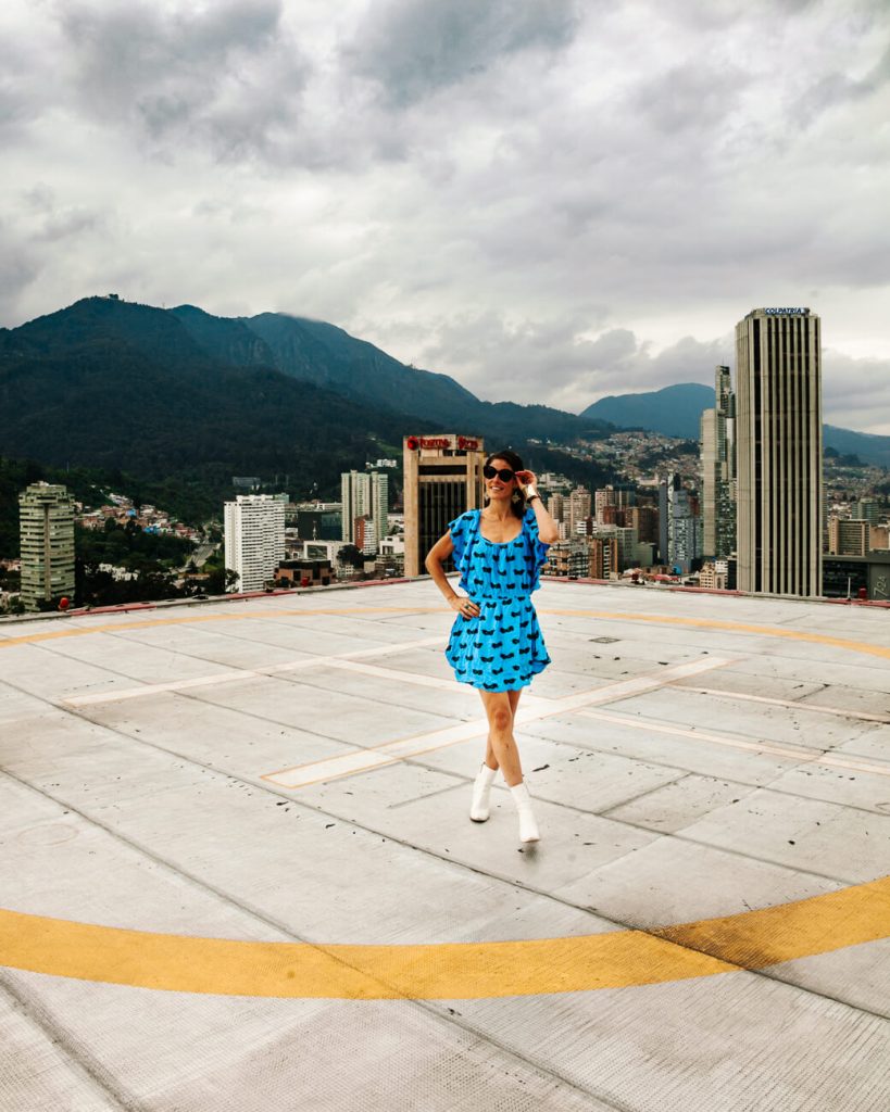 Deborah op helikopterplatform met uitzicht over stad, vanaf Tequendama Suites hotel in Bogota