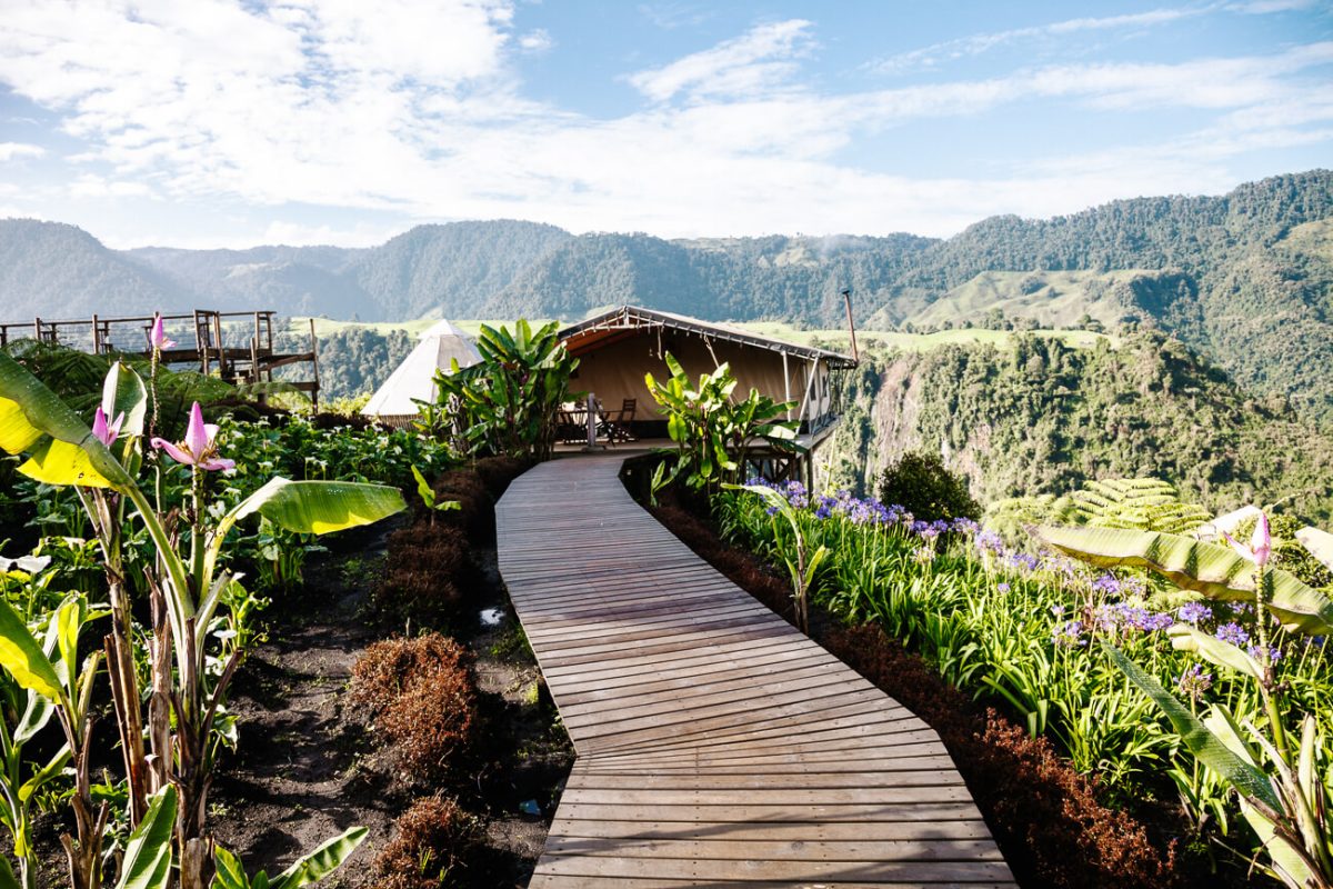 trails to rooms surrounded by greenery in El nido del condor ecolodge in Colombia 
