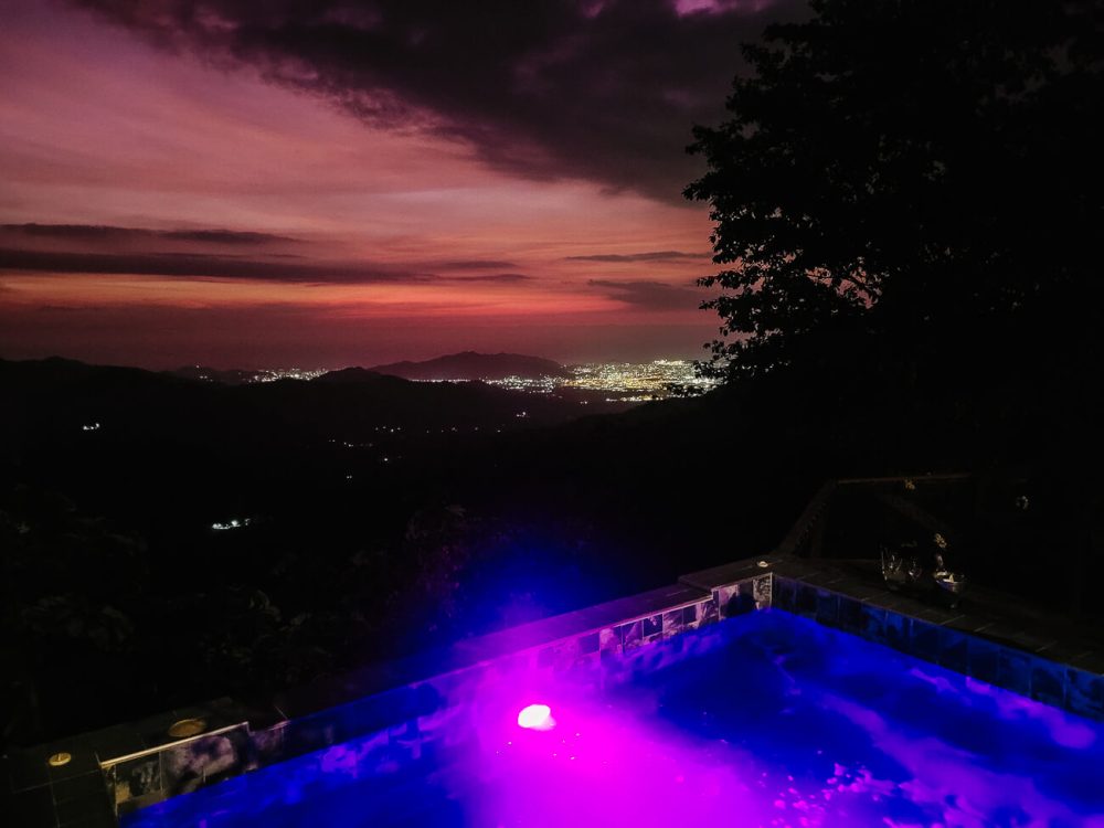 uitzicht op Santa Marta met rode avondkleuren vanuit bergen