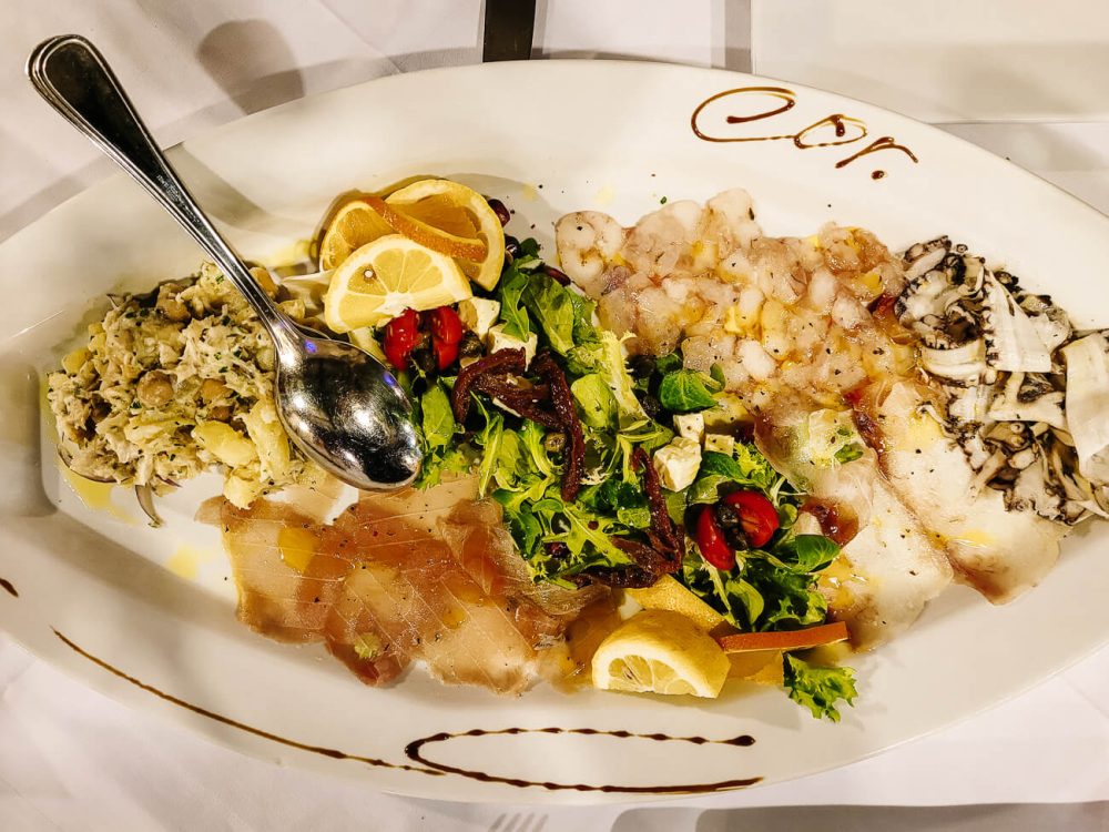 voorgerecht met vis in restaurant Corrado