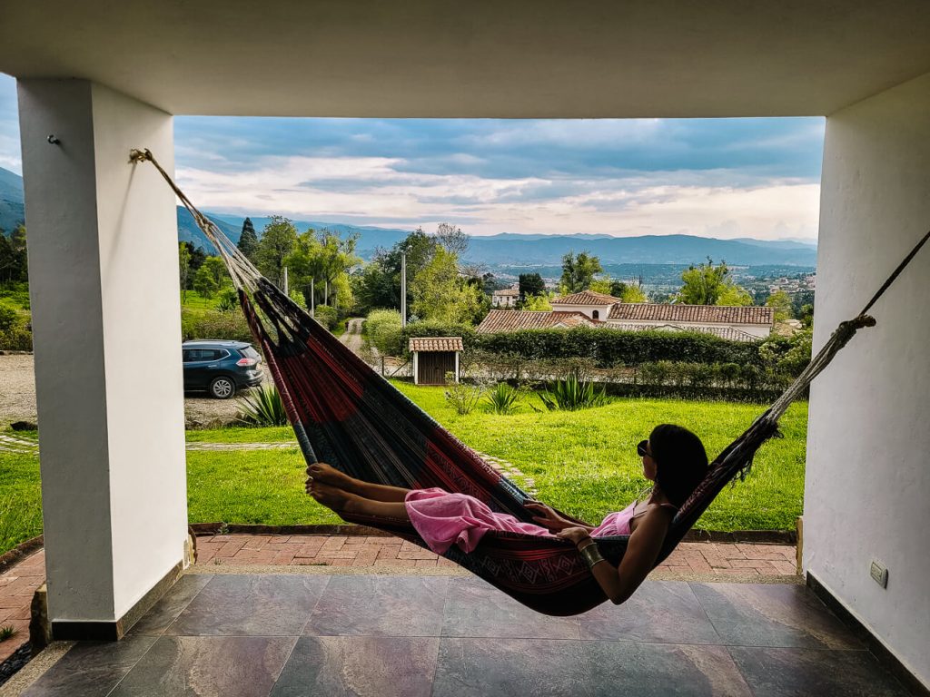Deborah in hangmat bij Hichatana & Zuetana, een landhuis en hotel om te overnachten rondom Villa de Leyva